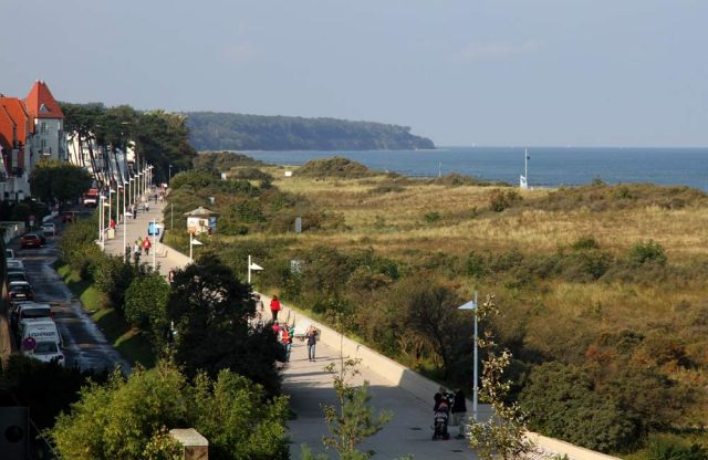 Ostseebad Warnemünde - die Seepromenade mit der Steilküste Stoltera Ostseebad Warnemünde - die Seepromenade mit der Steilküste Stoltera
