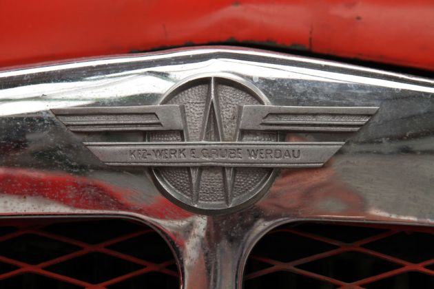 Feuerwehr IFA S 4000-1, Baujahre 1958 bis 1967 - das Logo des Kfz-Werks E. Grube in Werdau auf der Kühlerhaube Feuerwehr IFA S 4000-1, Baujahre 1958 bis 1967 - das Logo des Kfz-Werks E. Grube in Werdau auf der Kühlerhaube