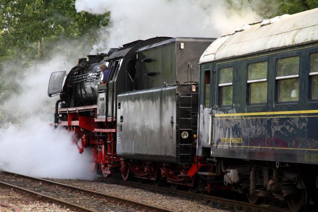 Dampflok Baureihe 23 - Die Dampflokomotive 23 076 zieht einen Sonderzug - Beekbergen bei Apeldoorn in den Niederlanden