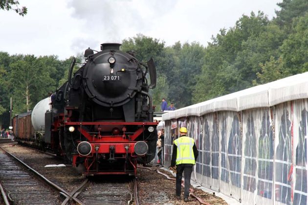 Dampflok Baureihe 23 - Die Dampflokomotive 23 071 mit einem Güterzug bei Beekbergen bei Apeldoorn in den Niederlanden Dampflok Baureihe 23 - Die Dampflokomotive 23 071 mit einem Güterzug bei Beekbergen bei Apeldoorn in den Niederlanden