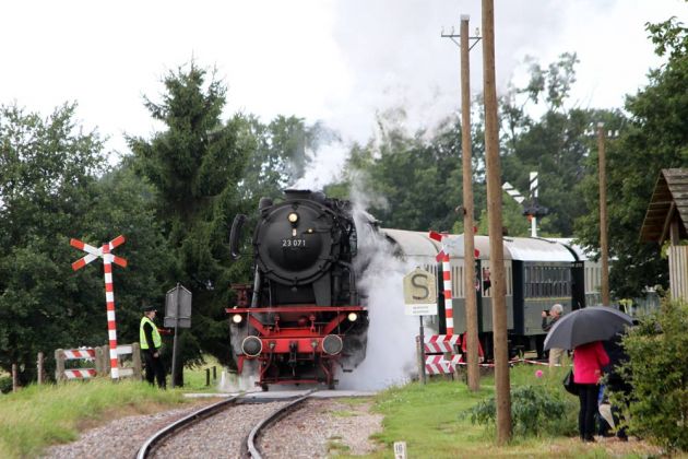 Dampflok Baureihe 23 - Die Dampflokomotive 23 071 läuft mit einem Sonderzug in Beekbergen bei Apeldoorn ein Dampflok Baureihe 23 - Die Dampflokomotive 23 071 läuft mit einem Sonderzug in Beekbergen bei Apeldoorn ein