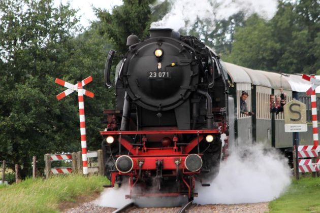 Dampflok Baureihe 23 - Die Dampflokomotive 23 071 läuft mit einem Sonderzug in Beekbergen bei Apeldoorn ein