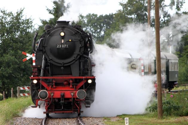 Dampflok Baureihe 23 - Die Dampflokomotive 23 071 läuft mit einem Sonderzug in Beekbergen bei Apeldoorn ein Dampflok Baureihe 23 - Die Dampflokomotive 23 071 läuft mit einem Sonderzug in Beekbergen bei Apeldoorn ein