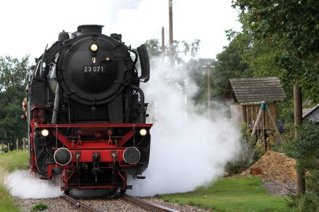 Dampflok Baureihe 23 - Die Dampflokomotive 23 071 läuft mit einem Sonderzug in Beekbergen bei Apeldoorn ein Dampflok Baureihe 23 - Die Dampflokomotive 23 071 läuft mit einem Sonderzug in Beekbergen bei Apeldoorn ein