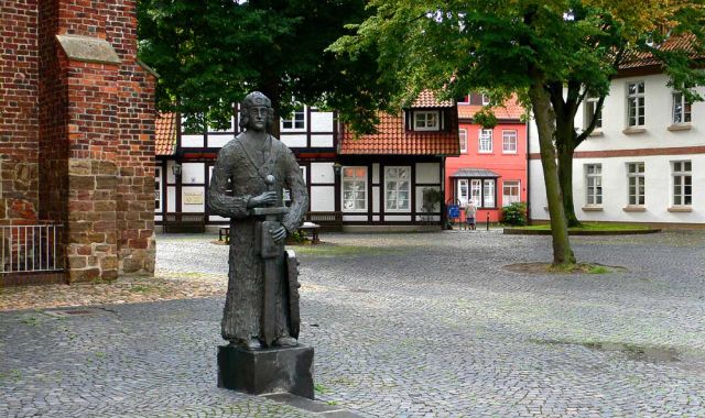 Ausflugsziele Niedersachsen - Nienburg / Weser - Kirchplatz an der Pfarrkirche St. Martin Ausflugsziele Niedersachsen - Nienburg / Weser - Kirchplatz an der Pfarrkirche St. Martin