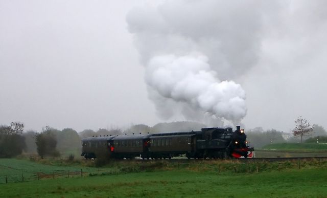 Die Angelner Dampfeisenbahn - der Dampfzug mit der Dampflok S 1916 unterwegs zwischen Süderbrarup und Wagersrott