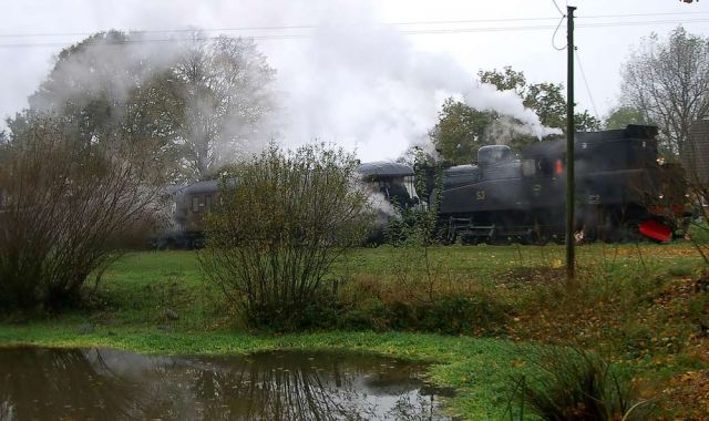 Die Angelner Dampfeisenbahn - der Dampfzug mit der Dampflok S 1916 hält in Waggersrott