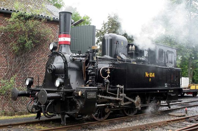 Die Angelner Dampfeisenbahn - die kleine Dampflokomotive F 654, liebevoll 'Julchen' genannt, bei Rangierfahrten am Lokschuppen in Kappeln