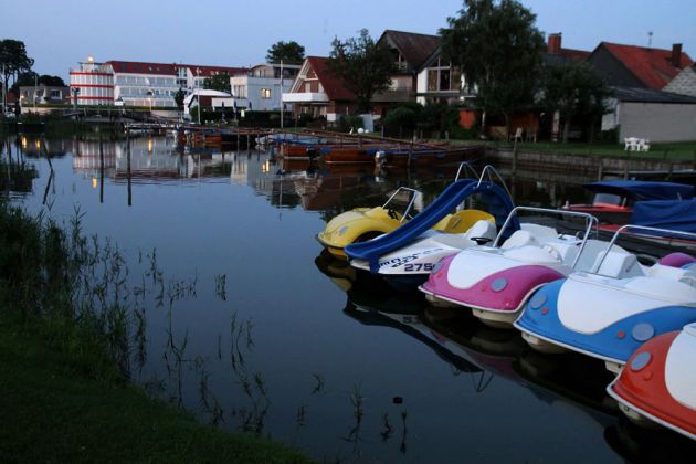 Steinhude am Meer zur Blauen Stunde - Tretboote an der Lagune und das 'Leuchtturm-Gebäude' am früheren Schäkerlager Steinhude am Meer zur Blauen Stunde - Tretboote an der Lagune und das 'Leuchtturm-Gebäude' am früheren Schäkerlager