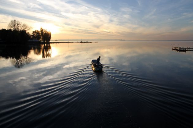 Steinhude am Meer zur Blauen Stunde - 'Going fishin', ein abendlicher Fischer an der Badeinsel von Steinhude Steinhude am Meer zur Blauen Stunde - 'Going fishin', ein abendlicher Fischer an der Badeinsel von Steinhude