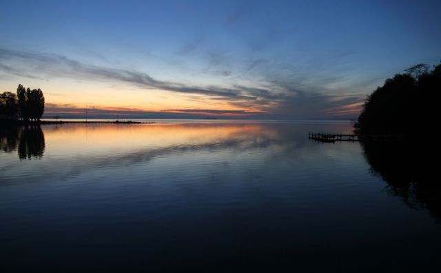 Steinhude am Meer zur Blauen Stunde - Abendstimmung an der Brücke zur Badeinsel Steinhude am Meer zur Blauen Stunde - Abendstimmung an der Brücke zur Badeinsel