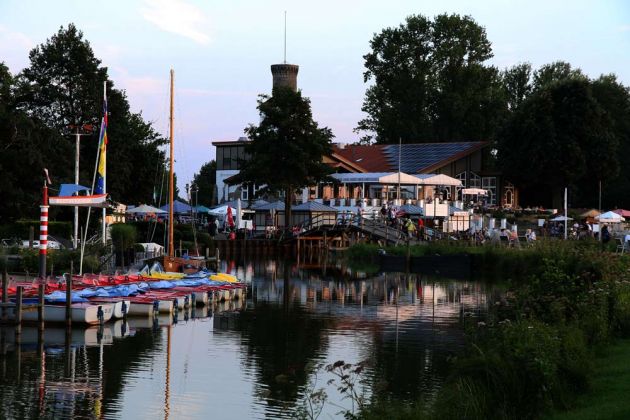 Steinhude am Meer zur Blauen Stunde - die Lagune und das Restaurant 'Strandterrassen' Steinhude am Meer zur Blauen Stunde - die Lagune und das Restaurant 'Strandterrassen'