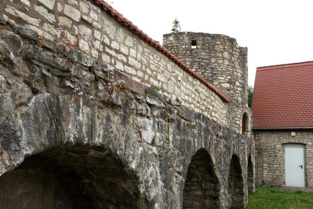 Wehrgang der Stadtmauer und Stadtmauerturm am Freyburger Kirchplatz Wehrgang der Stadtmauer und Stadtmauerturm am Freyburger Kirchplatz