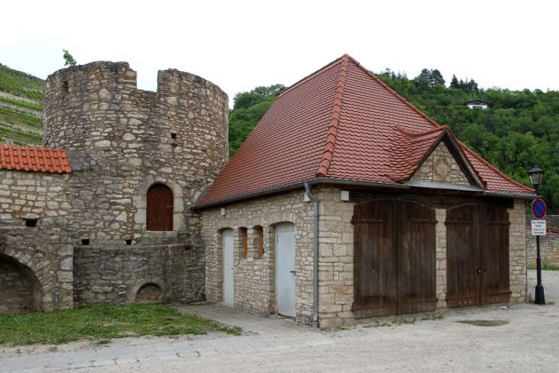 Wehrgang der Stadtmauer und Stadtmauerturm am Freyburger Kirchplatz Wehrgang der Stadtmauer und Stadtmauerturm am Freyburger Kirchplatz