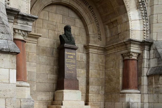 Freyburg an der Unstrut - Jahndenkmal an der Erinnerungsturnhalle Freyburg an der Unstrut - Jahndenkmal an der Erinnerungsturnhalle