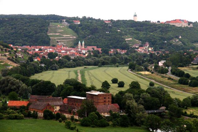 Freyburg an der Unstrut - Blick auf die Stadt und auf Schloss Neuenburg von Zscheiplitz
