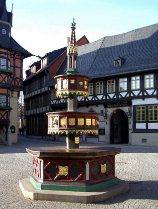 Wernigerode - der Wohltäterbrunnen vor dem Rathaus am Marktplatz Wernigerode - der Wohltäterbrunnen vor dem Rathaus am Marktplatz