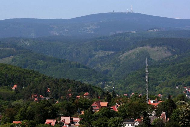 Wernigerode am Harz - Brocken-Blick von der Schlossterrasse Wernigerode am Harz - Brocken-Blick von der Schlossterrasse