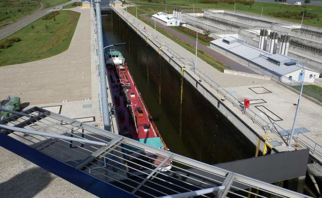 Wasserstrassenkreuz Magdeburg - ein Binnenschiff in der sogenannten Sparschleuse Rothensee Wasserstrassenkreuz Magdeburg - ein Binnenschiff in der sogenannten Sparschleuse Rothensee
