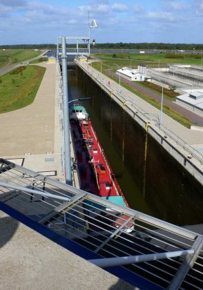 Wasserstrassenkreuz Magdeburg - ein Binnenschiff in der sogenannten Sparschleuse Rothensee Wasserstrassenkreuz Magdeburg - ein Binnenschiff in der sogenannten Sparschleuse Rothensee