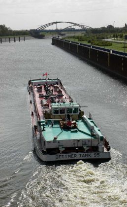 Wasserstrassenkreuz Magdeburg - ein Binnenschiff an der Sparschleuse Rothensee Wasserstrassenkreuz Magdeburg - ein Binnenschiff an der Sparschleuse Rothensee