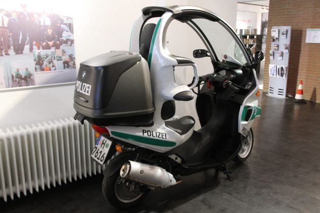 BMW C 1, Bauzeit 2000 bis 2003 - ein überdachter Motorroller der Bayerischen Motoren Werke - Polizeimuseum Niedersachsen in Nienburg/Weser BMW C 1, Bauzeit 2000 bis 2003 - ein überdachter Motorroller der Bayerischen Motoren Werke - Polizeimuseum Niedersachsen in Nienburg/Weser