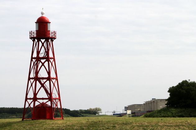 Der Leuchtturm in Den Oever an der Stevinsluizen zum Ijsselmeer