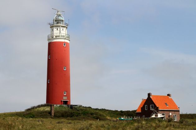 Der 47 Meter hohe Leuchtturm Eierland des Baujahres 1864 an der Nordspitze der Nordseeinsel Texel Der 47 Meter hohe Leuchtturm Eierland des Baujahres 1864 an der Nordspitze der Nordseeinsel Texel