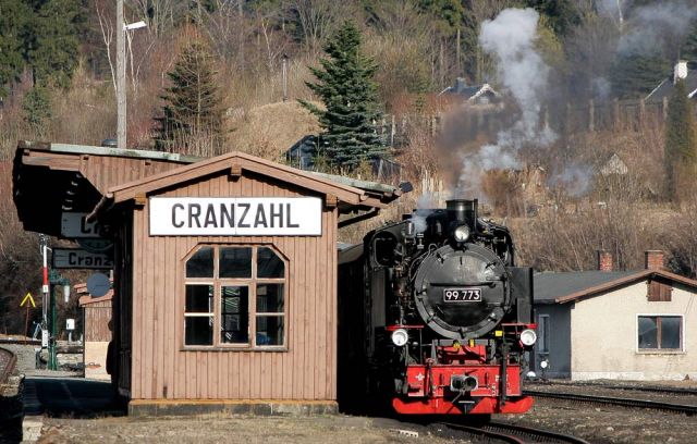 Die Fichtelbergbahn im Bahnhof Cranzahl  - der Dampfzug ist abfahrtbereit 