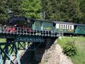 Die Fichtelbergbahn im Erzgebirge - der Personenzug mit der Schmalspur-Dampflok 99 773 auf dem Viadukt Hüttenbachtal