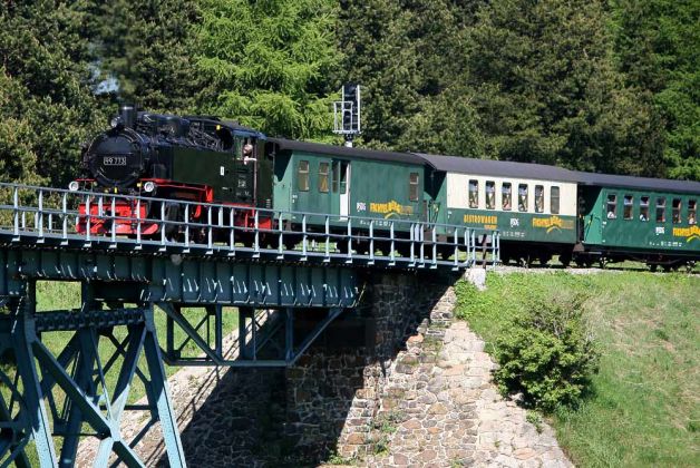Die Fichtelbergbahn im Erzgebirge - der Personenzug mit der Schmalspur-Dampflok 99 773 auf dem Viadukt Hüttenbachtal