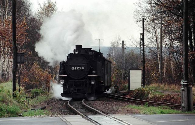 Die Fichtelbergbahn im Erzgebirge - der Personenzug mit der Dampflok 99 729-6 unterwegs von Cranzahl nach Oberwiesenthal 