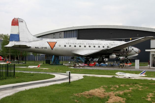 Douglas DC-4 - Verkehrsflugzeuge mit Propeller oder Turboprop
