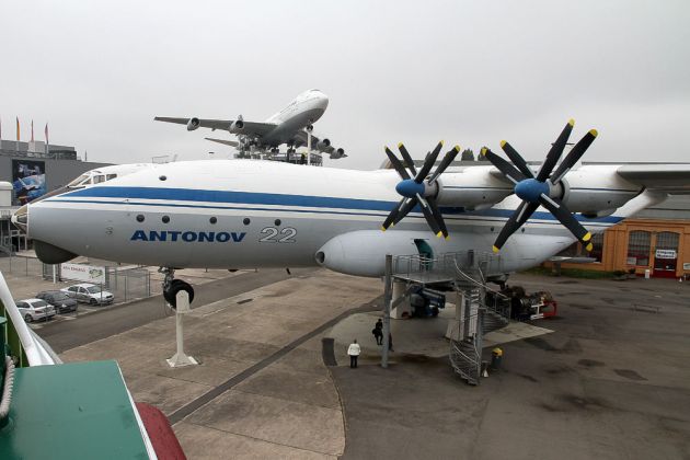 Antonov AN 22 - grösstes Propeller-Flugzeug der Welt