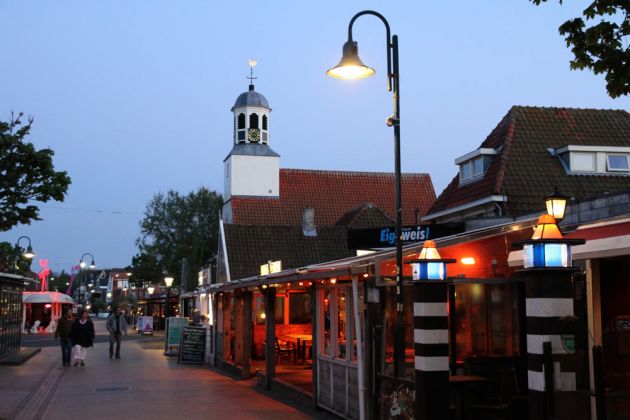 Die holländische Nordseeinsel Texel - De Koog - Fussgängerzone Dorpsstraat
