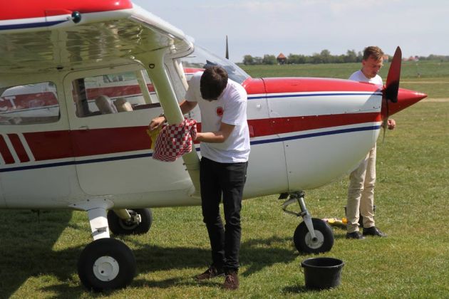 Flugplatz Texel - Reinigung der Cessnas Flugplatz Texel - Reinigung der Cessnas