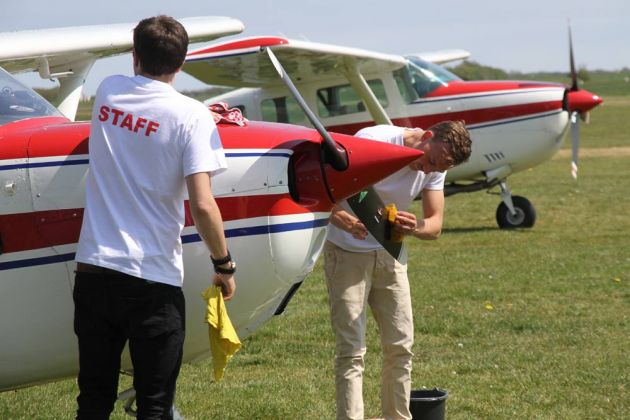 Flugplatz Texel - Reinigung der Cessnas Flugplatz Texel - Reinigung der Cessnas