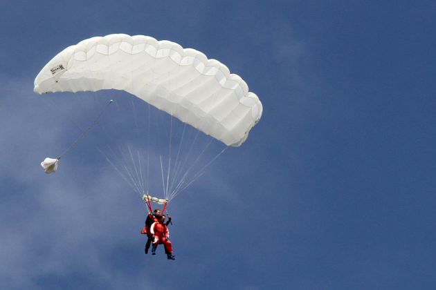 Flugplatz Texel - Fallschirmspringer Texel Flugplatz Texel - Fallschirmspringer Texel