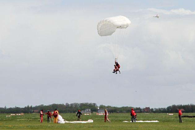 Flugplatz Texel - Fallschirmspringer Texel Flugplatz Texel - Fallschirmspringer Texel