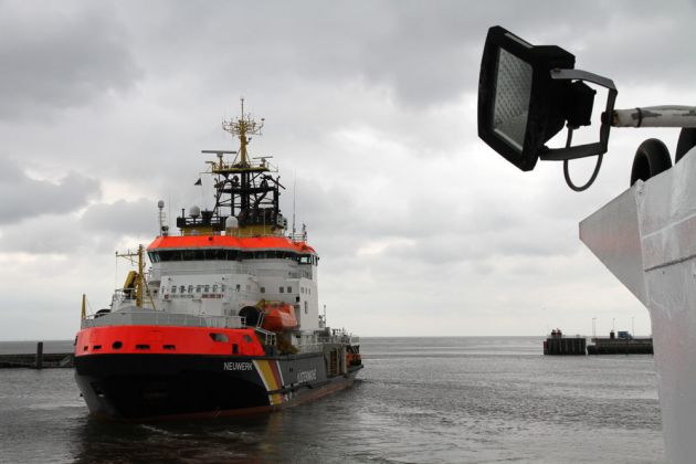 Aussichtsplattform Alte Libe in Cuxhaven - die 'Neuwerke, ein Schiff der Küstenwache