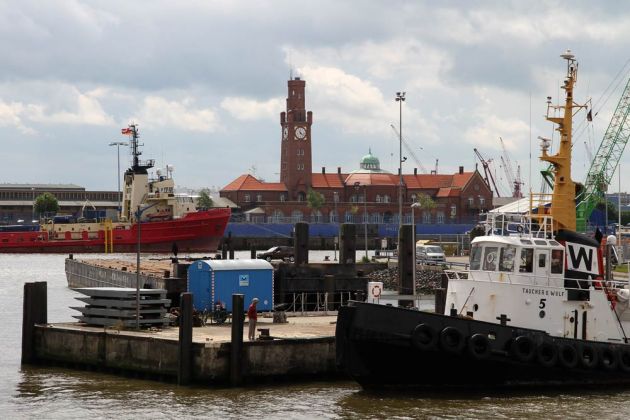 Cuxhaven, der alte Hafen mit einem Schlepper vor den Hapag-Hallen 