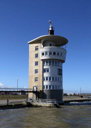 Cuxhaven - der 34 Meter hohe Radarturm an der Alten Liebe aus dem Jahr 1960 steht unter Denkmalschutz