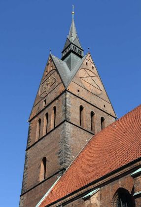 Die Landeshauptstadt Hannover - die historische Marktkirche St. Georgii et Jacobi mit ihrem 97 Meter hohen Turm ist ein Wahrzeichen Hannovers Die Landeshauptstadt Hannover - die historische Marktkirche St. Georgii et Jacobi mit ihrem 97 Meter hohen Turm ist ein Wahrzeichen Hannovers