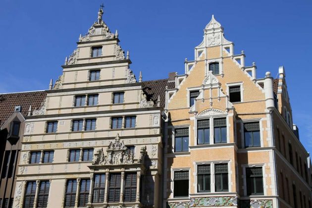 Am Holzmarkt in der Altstadt der Landeshauptstadt Hannover - historische Giebel und Fassaden, links ist das Leibnitzhaus zu sehen Am Holzmarkt in der Altstadt der Landeshauptstadt Hannover - historische Giebel und Fassaden, links ist das Leibnitzhaus zu sehen