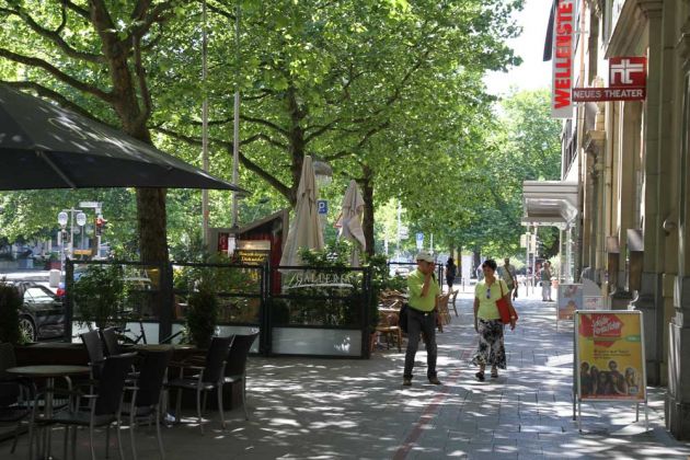 Die Georgsstrasse ist Hannovers Einkaufsstrasse Nummer Eins - hier der sogenannte 'Schorsenbummel' gegenüber der Staatsoper Die Georgsstrasse ist Hannovers Einkaufsstrasse Nummer Eins - hier der sogenannte 'Schorsenbummel' gegenüber der Staatsoper