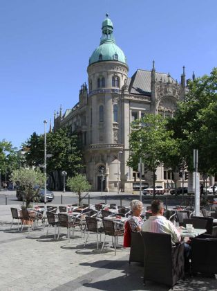 Die Landeshauptstadt Hannover - der Georgsplatz mit dem historischen Gebäude der Deutschen Bank Die Landeshauptstadt Hannover - der Georgsplatz mit dem historischen Gebäude der Deutschen Bank