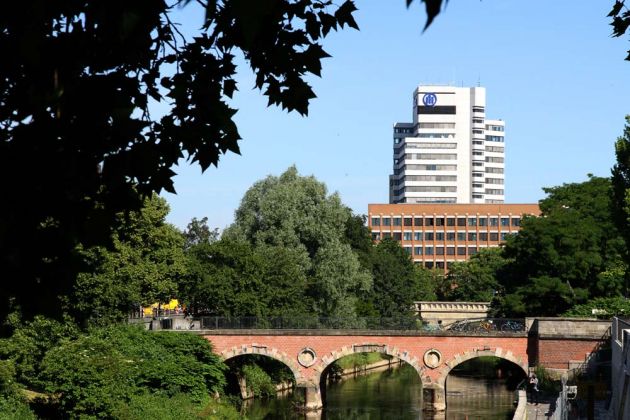 Landeshauptstadt Hannover - das hohe Ufer der Leine mit der Martin-Neuffer-Brücke, der Agentur für Arbeit vor dem Allianz-Hochhaus Landeshauptstadt Hannover - das hohe Ufer der Leine mit der Martin-Neuffer-Brücke, der Agentur für Arbeit vor dem Allianz-Hochhaus