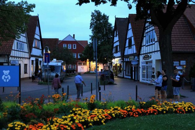 Steinhude am Meer zur Blauen Stunde - die abendliche Strasse Alter Winkel im Dämmerlicht Steinhude am Meer zur Blauen Stunde - die abendliche Strasse Alter Winkel im Dämmerlicht