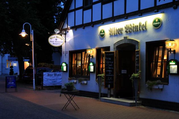 Steinhude am Meer zur Blauen Stunde - das frühere Restaurant 'Alter Winkel' und heutige 'Hotel Kranenborgh' Steinhude am Meer zur Blauen Stunde - das frühere Restaurant 'Alter Winkel' und heutige 'Hotel Kranenborgh'