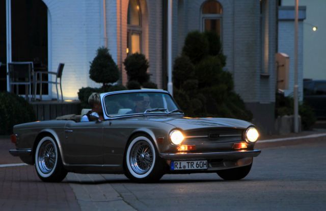 Steinhude am Meer zur Blauen Stunde - ein Triumph TR 6 Sportwagen-Oldtimer in der abendlichen Deichstrasse Steinhude am Meer zur Blauen Stunde - ein Triumph TR 6 Sportwagen-Oldtimer in der abendlichen Deichstrasse